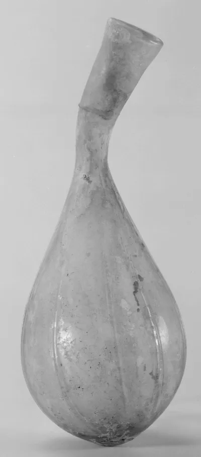 Lange Flasche mit zehn senkrechten Rippen (Rippenflasche)