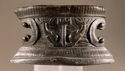 Basis mit Reliefschmuck: Dreizack und zwei Delphine zwischen Doppelvoluten