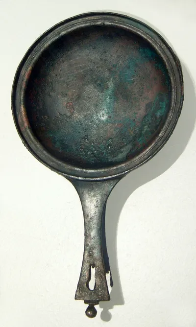 Griffschale (Zwei bronzene Badeschalen, Pfanne, Griffschale aus dem römischen Ehrengrab)