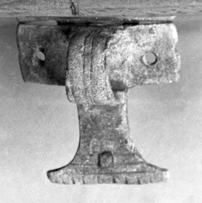 Henkelansatz von einem Gefäß (vielleicht von einem Dreifußkessel)