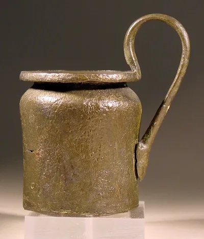 Becher mit Satyrmaske am Henkelschluβ