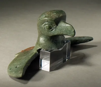 Attasche mit Vogelkopf, drei Nietlöcher, ein Niet erhalten, reduziert