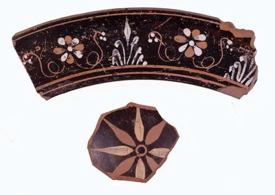 Pergamenisches Fußfragment eines Bechers (Westabhangware)