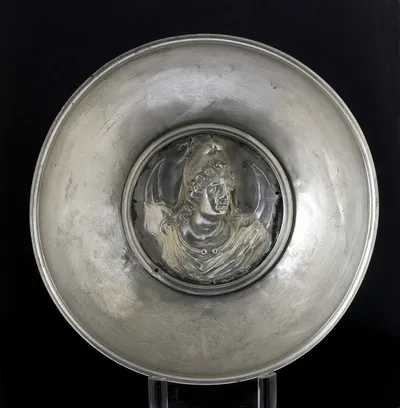 Schale mit Emblem (Attisschale, Schale mit Emblem: Büste des Attis)