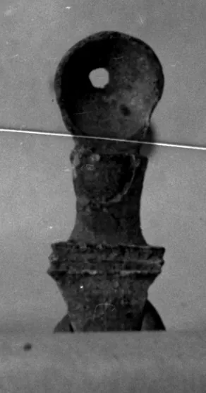 "Fragment eines unbestimmbaren Geräts" (Nach heutiger Kenntnis handelt es sich um den senkrechten Griff eines römischen Cyathus bzw. Simpulum Radnóti Typ 43.)