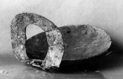 Miniaturdreifuß, mit einem großen Ring (Henkel); nur ein Bein erhalten?