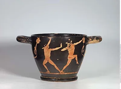 Rotfiguriger Napf (Grosser Napf, Attischer Skyphos: Tanzende Zecher (Seite A); Singender Mann mit zurückgelegtem Kopf und Knabe (Seite B))