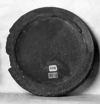 Flacher Teller mit verziertem Rand