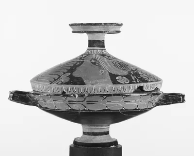 Apulian Red-Figure Lekanis with Lid