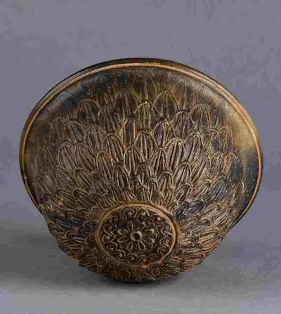 Halbkugeliger Becher, vollständig mit schuppenförmig angeordneten ovalen Blättern bedeckt