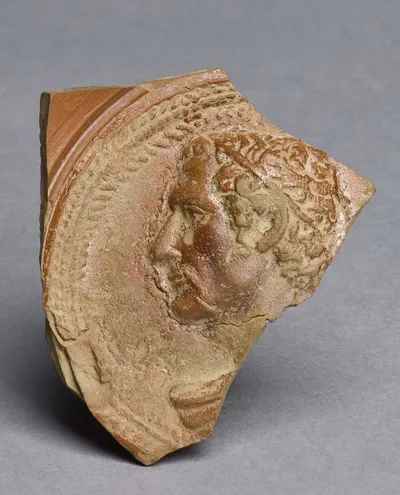 Fragment: kleinasiatische (?) Medaillonschale mit hellenistischem Herrscherporträt (Orophernes von Kappadokien?)