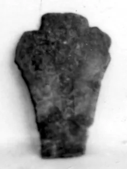 Fragment mit dem Rest einer Inschrift DAC.