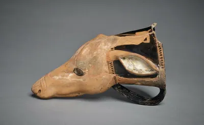rhyton ; vase plastique