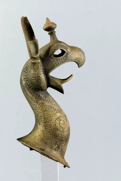 Greifenprotome, gegossen, paraffiniert, Gusskern entfernt, linkes Ohr verbogen, rechtes fragmentiert, sonst gut erhalten, Augen waren eingesetzt