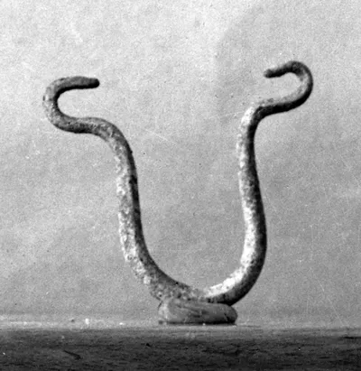 "Gefäßhenkel" (vielleicht Griff eines griechischen Klappspiegels)