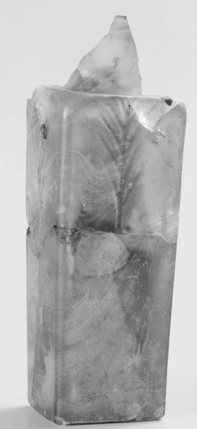 Bruchstück einer Flasche (Glasflasche, 4 Fragmente, Hohe Viereckflasche ("Merkurflasche") mit Schriftstempel im Boden: lateinische Inschrift (Unternehmer Firmius sowie zwei weitere Namen))