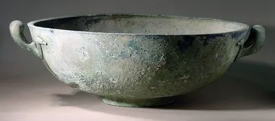 Groβe Bronzeschale (Flaches römisches Henkelbecken mit Fuβ)