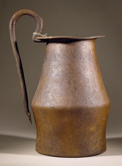 Einhenkliger, eckiger Krug