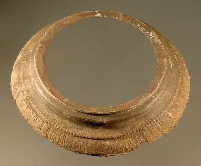 Standring eines Gefäßes, mit Eierstab