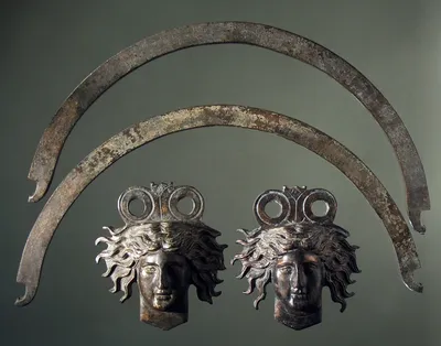 Doppelhenkel eines Eimers mit zwei Attaschen in Gestalt von Heliosköpfen von vorne