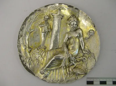 Schalenemblem (Emblem einer Schale: Aphrodite mit Gans in ländlichem Heiligtum)