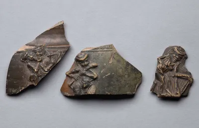 Pergamenisches Wandungsfragment mit figürlicher Applik (Applikenware)