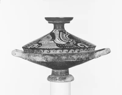 Apulian Red-Figure Lekanis with Lid