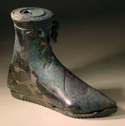 Gefäβ in Form eines beschuhten Fuβes (Lampe in Gestalt eines Schuhes, Gefäß in Form eines beschuhten rechten Fuβes)