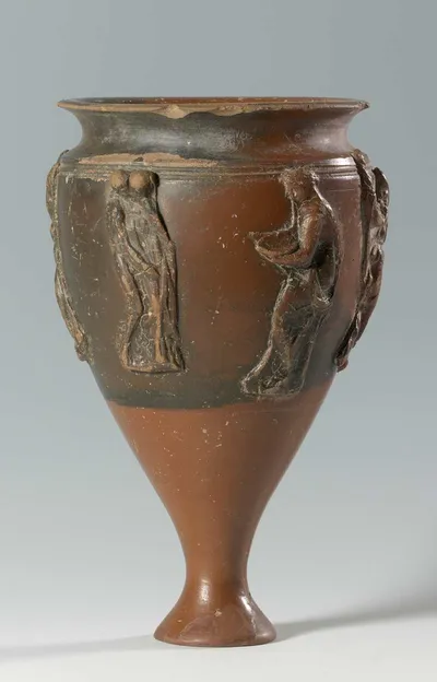 Pergamenischer hoher Becher mit figürlichen Appliken (Applikenware)