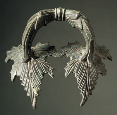 Zwei Gefäßhenkel (von einem hellenistischen Becken) mit je zwei Ansatzflächen in Form von Akanthusblättern