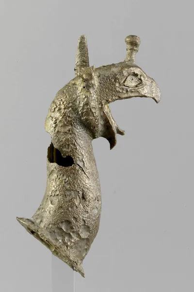 Greifenprotome, reduziert, schlecht erhaltene Oberfläche, großes Loch am Hals, fragmentiert: rechtes Ohr, Zunge und Ansatzring