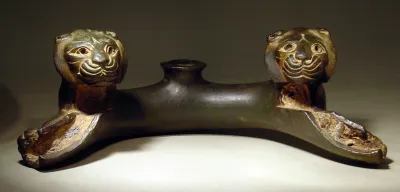 Bronzegriff (Beckengriff, Großer Beckengriff mit Löwenprotomen rechts und links, Köpfe freiplastisch, Körper in den Griff übergehend, mit Blei ausgegossen. (persisch-griechische Kunst?). Feine Ziselierung)