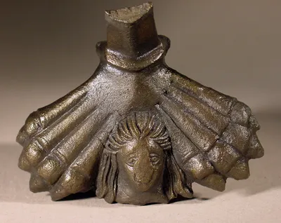 Fragment eines Gefäßhenkels in Form von zwei Krallen mit weiblichem Kopf dazwischen