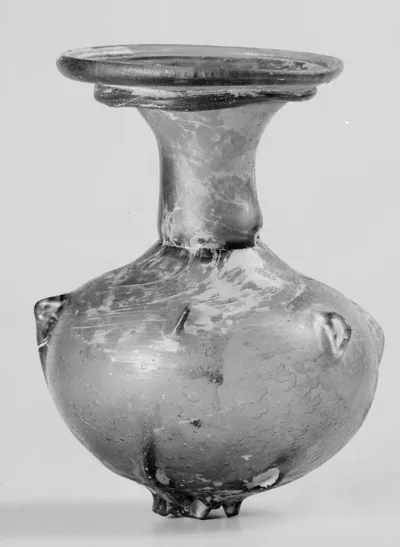 Kugelflasche (Gutturnium), auf fünf tropfenförmigen Füßchen stehend