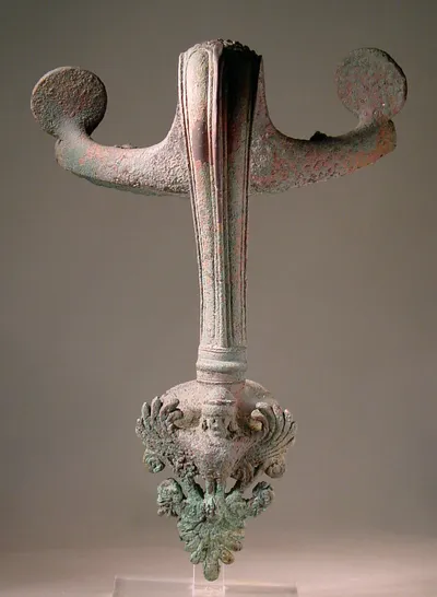 Senkrechter Henkel einer Hydria (Henkel, Vertikalhenkel einer Hydria mit Löwenkopf und zwei Gorgoneia; an der Attasche eine Sirene)
