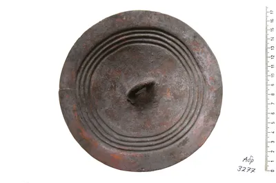 Einwärts gebogener Deckel mit Öse zum Anfassen