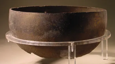 Rundes Gefäß, zerbrochen und ein wenig lückenhaft, ohne Henkel; getrieben