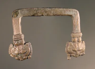Gefäßhenkel mit Löwenköpfen
