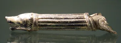 Bronzegriff (Griff einer römischen Griffschale mit Abschluß in Form eines Hundekopfes)