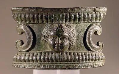 Basis mit Reliefschmuck: Kinderkopf zwischen Doppelvoluten