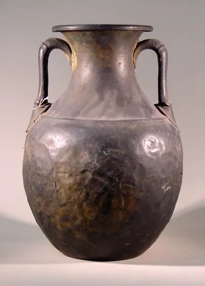 Amphora, am Bauch geflickt
