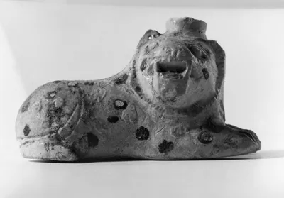 Liegender Löwe m. zylinderförmiger Mündung (Figürliches Salbgefäβ: Liegender Löwe)