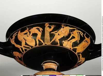 Attisch-rotfigurige Trinkschale mit umgebogenem Rand