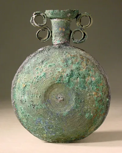 Bronzestäbchen, 3, einer mit einem Ring (Ring, Kleine Feldflasche, Stäbchen, klein, drei, eines m. Ring, Flache römische Flasche)
