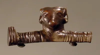 Randverzierung eines Gerätes mit Bockskopf