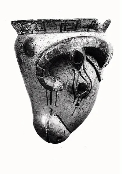 rhyton ; vase plastique