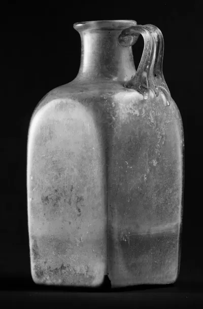 Eckige Glasflasche (Römische Vierkantflasche)