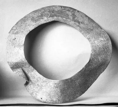 Vollständiger Ringhenkel mit Verzierung (Tangentenkreise) von einem Dreifuß