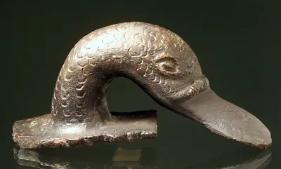 Kleiner Henkel (Haken?) vom Gefäßrand in Form eines Entenkopfes, mit Stück der Gefäßwand