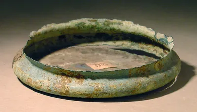 Bronzefragment (Boden eines Gefäβes (zu Misc. 7116 gehörig))